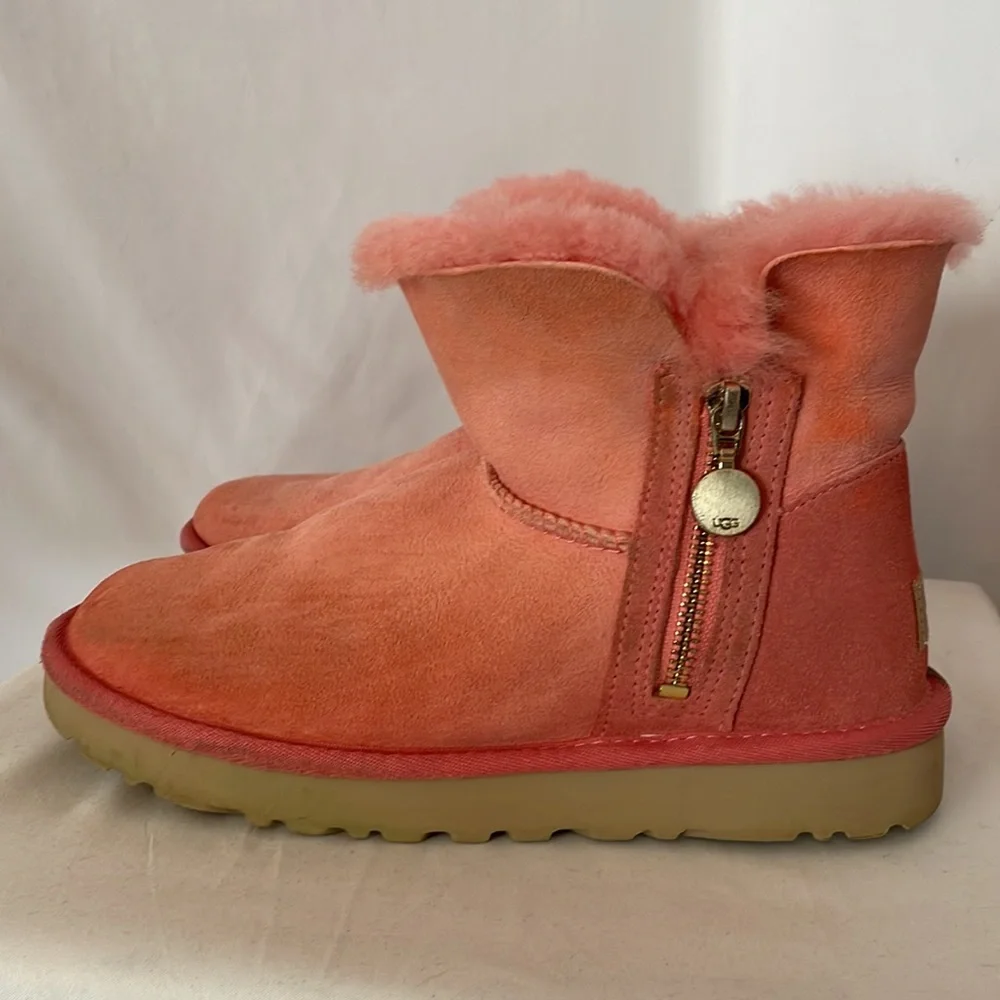 UGG ankle kid’s boots  peach color gold hardware‎ no size but measuring a kids 5